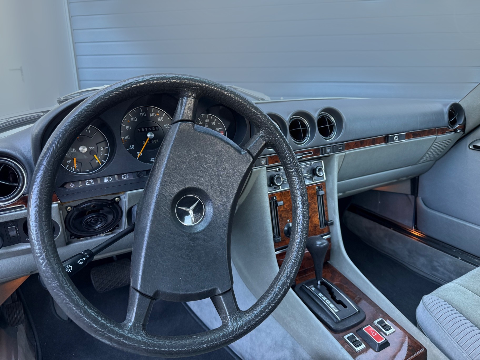 Mercedes SLC C107 Lautsprecherdetail im Holzcockpit