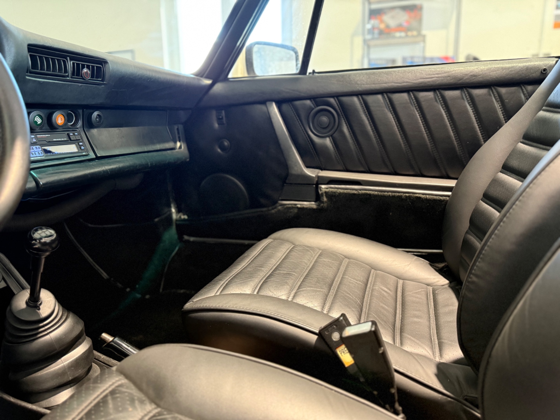 Porsche 911 G-Modell Sitzdetail nach Lautsprecher-Upgrade