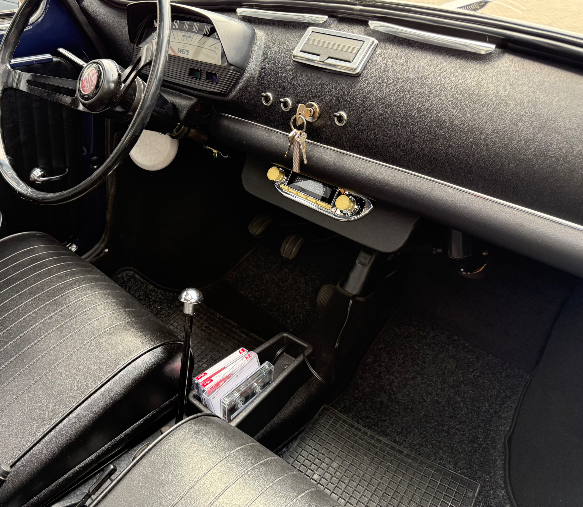 Fiat 500 Classico Cockpit mit Vintage-Radio