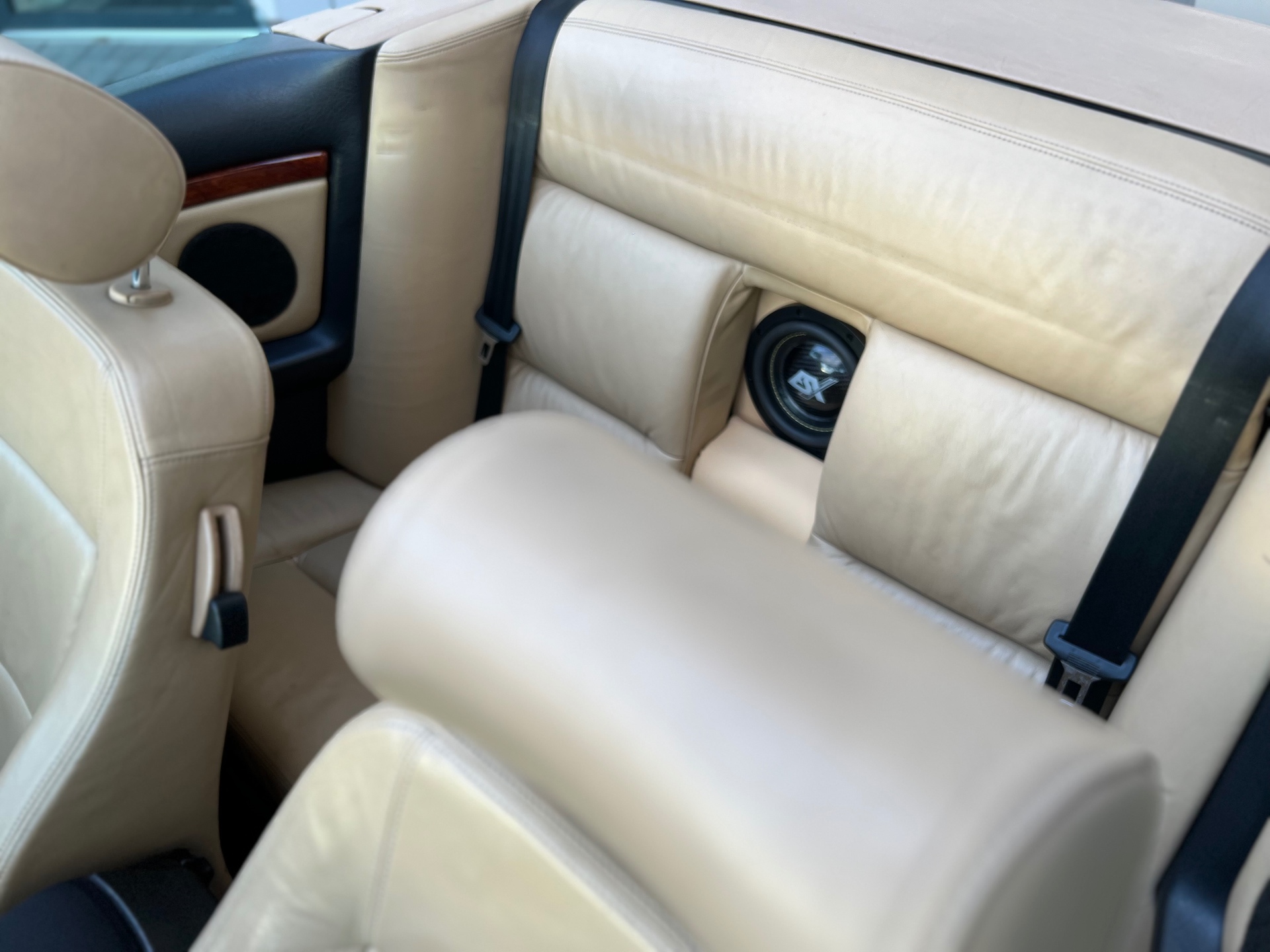 Audi 80 Cabrio Cremeleder-Interieur mit dezent integriertem Sound-System