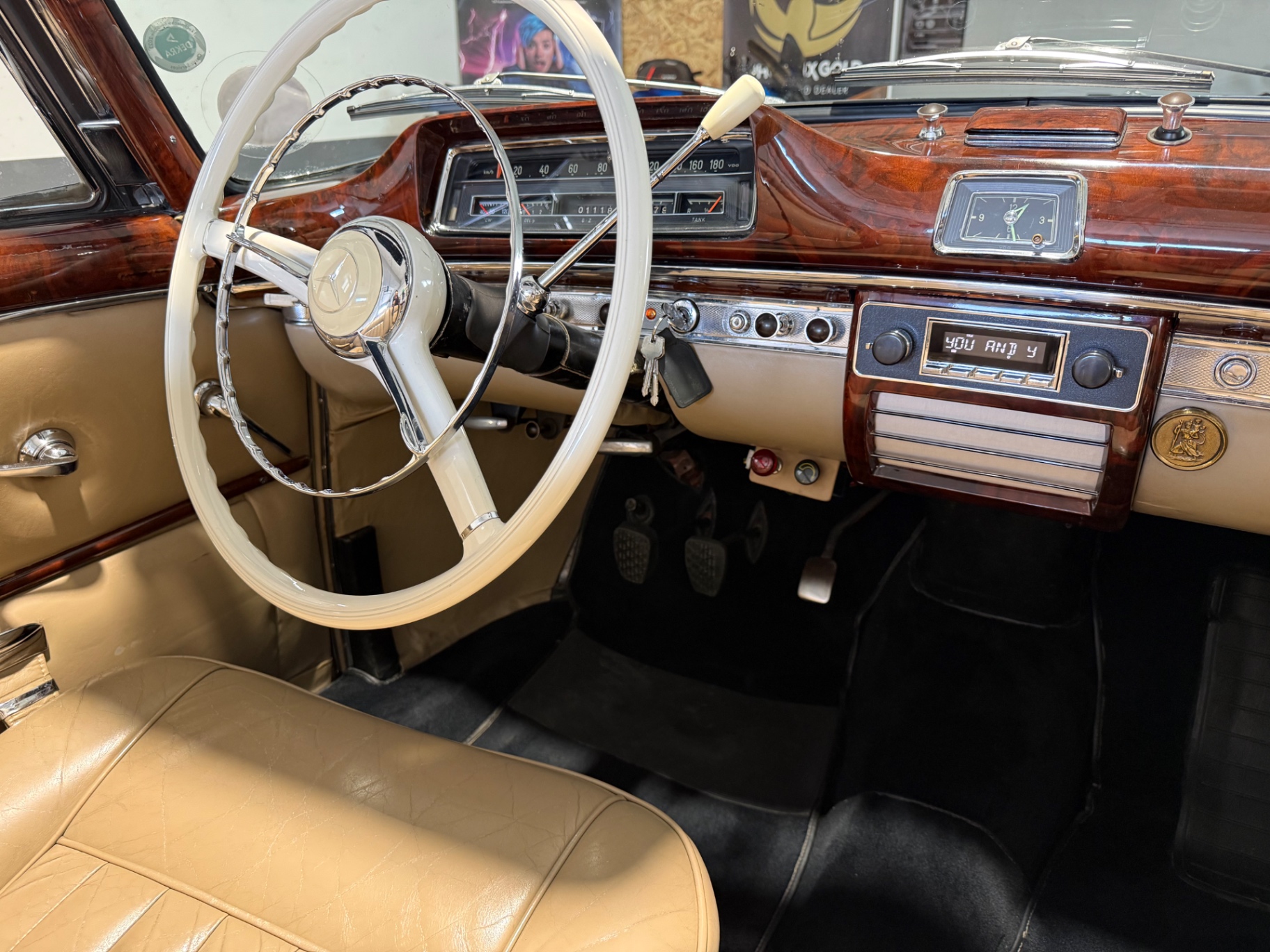 Original Holzcockpit Mercedes 220 S mit dezent integriertem Soundsystem