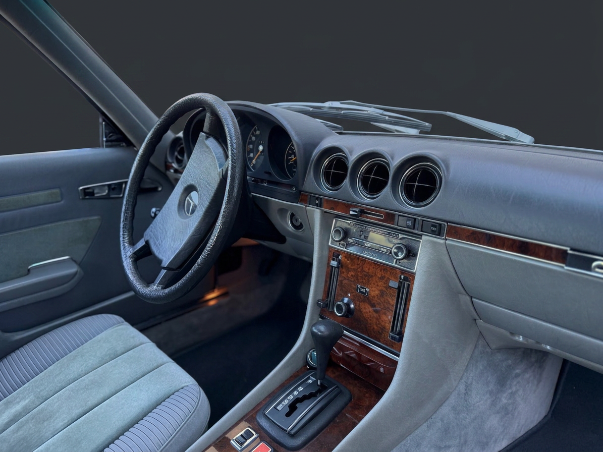 SLC C107 Cockpit mit Lautsprechern hinter original Holzblenden