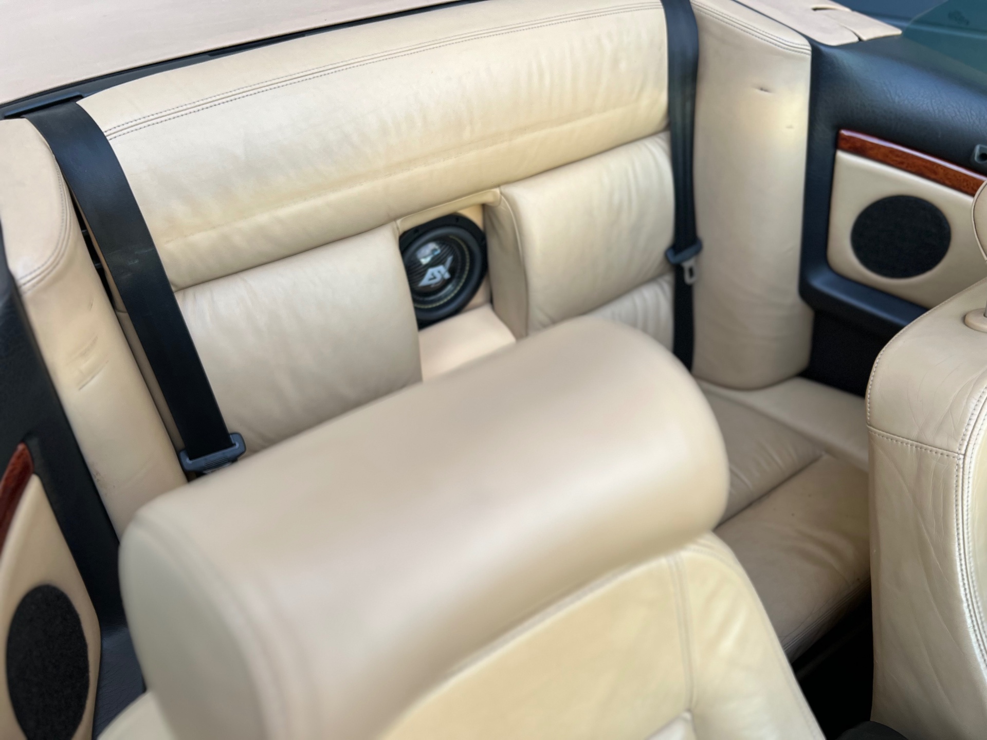 Audi 80 Cabrio Innenraum mit Blick auf integrierten ESX-Subwoofer